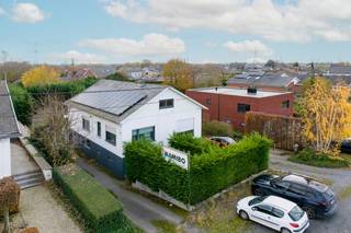 Dit veelzijdige pand, gelegen in de Kouter 114 te Deinze combineert wonen en werken op één locatie en biedt tal van mogelijkheden voor wie op zoek...