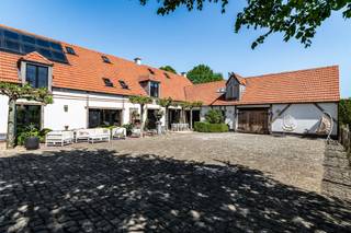  Uniek eigendom met inpandig zwembad en prachtig aangelegde tuin met wellness gedeelte en eigen golf-course op ca. 6.624m² grond Deze karaktervolle...