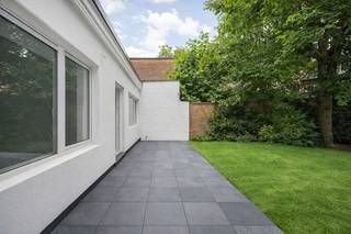 Dit gelijkvloerse appartement aan de Lange Lozanastraat, vlakbij de levendige Markgravewijk, wordt in 2025 volledig gerenoveerd en combineert een uitzonderlijke ruimtelijkheid met een uitstekende, centrale ligging. Met een oppervlakte van ongeveer ±140m² (Oost-georiënteerd) biedt dit appartement een lichte en ruime leefruimte met open keuken, twee grote slaapkamers en een extra kamer die zich perfect leent als bureau of logeerkamer.<br />De woning beschikt over twee moderne badkamers, waarvan één met een inloopdouche en dubbele wastafels en een tweede met een ligbad, wat extra comfort garandeert. Achteraan vind je een privétuin van maar liefst ±60m², een waardevolle buitenruimte om tot rust te komen of gezellig samen te zijn met familie en vrienden.<br /><br />Het appartement maakt deel uit van een verzorgd gebouw met lift, kelderberging en een fietsenstalling. Dankzij de centrale ligging ben je op wandel- en fietsafstand van winkels, scholen, openbaar vervoer en het bruisende stadscentrum van Antwerpen. De volledige renovatie, inclusief een nieuw geïsoleerd dak, zorgt ervoor dat je straks comfortabel, modern en energiezuinig woont. Dit is de ideale woning voor wie rust en ruimte wil combineren met de voordelen van het stadsleven.<br /> <br />Geïnteresseerd in dit appartement? Neem gerust contact op via 0483/577.279 of mail naar zaka@wellimmo.net voor meer informatie of een bezoek ter plaatse.<br /> 