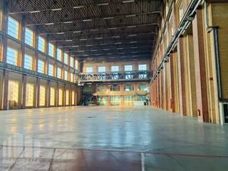 <strong>5.100 m² magazijn met niveau</strong> te huur in de voormalige Interscaut elektriciteitscentrale in Schelle. Prachtig gelegen langs de Schelde en op slechts enkele minuten van de A12 en E19.<br />Vandaag biedt deze <strong>iconische site met unieke werkomgeving door karakter én geschiedenis</strong>. <br /><br />Binnen de beschikbare ruimte van 5.100 m² vind je een <strong>indrukwekkende open hal van ongeveer 36 meter x 82 meter</strong>, met een <strong>vrije hoogte van 23,40 meter</strong>. De ruimte is voorzien van een <strong>rolbrug </strong>met een hefvermogen van 16 ton, een <strong>goederenlift </strong>en <strong>drie sectionaalpoorten</strong> van 3,25 bij 4,37 meter. De draagkracht van de vloer bedraagt 1,5 t/m² op het grijze gedeelte en <strong>maar liefst 8,5 t/m²</strong> op de rode vloer. Deze unieke combinatie van locatie, volume en industriële uitstraling biedt een bijzonder kader voor wie op zoek is naar een flexibele en karaktervolle ruimte.<br /><br />Contacteer <strong>PANORAMA B2B</strong> voor bijkomende inlichtingen of een vrijblijvend plaatsbezoek <strong>0477 91 10 00</strong>.
