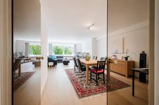 <strong>Ligging</strong> <br /><br />Gelegen in de Franklin Rooseveltlaan aan het <strong>Koning Albertpark </strong>te Gent. Op wandelafstand van het centrum en een makkelijke verbinding met het openbaar vervoer alsook de E40/E17.<br /><br /><strong>Indeling</strong><br /><br />Het appartement bevindt zich op het 4de verdiep en bestaat uit de ruime inkom met vestiaire/berging en gastentoilet, de lichtrijke woonkamer met<strong> </strong>zicht op het<strong> </strong>Koning Albertpark, een volledig ingerichte <strong>keuken met buitenruimte</strong> en zicht naar het park, de eerste ruime slaapkamer met terras, de badkamer met dubbele lavabo/ligbad en de tweede slaapkamer met terras.<br /><br /><strong>Troeven</strong><br /><br />- ligging<br />- <strong>instapklaar</strong><br />- kelderberging<br />- <strong>vierde verdieping</strong><br /><br />Mogelijkheid tot aankoop van een <strong>afgesloten garagebox</strong>.<br /><br />Voor inlichtingen en/of bezoek, bel Guillaume Delbecque <strong>0472 25 70 76</strong>