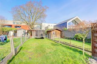 <p><span>Volledig </span><span>instapklare woning met tuin</span><span>, rustig gelegen in de Kazernestraat te Sint-Niklaas, met een centrale ligging nabij winkels, scholen en invalswegen. Indeling: </span></p><p><span>Indeling: </span></p><p><span>Gelijkvloers:</span></p><p><span>- inkomhal</span></p><p><span>- technische ruimte met aansluitingen voor wasmachine en droogkast </span></p><p><span>- apart toilet</span></p><p><span>- woonkamer met open volledig geïnstalleerde keuken </span></p><p><span>- zonnige tuin </span></p><p><span>Eerste verdieping</span><span>: </span></p><p><span>- slaapkamer 1</span></p><p><span>- badkamer met inloopdouche, lavabo in meubel, toilet en dressing</span></p><p><span>Tweede verdieping: </span></p><p><span>- Zolder met verwarming en velux </span></p><p><span> </span></p><p><span>Onmiddellijk beschikbaar!</span></p><p><span> </span></p><p><span>Ben jij geïnteresseerd in deze instapklare woning te huur in Sint-Niklaas, ben je op zoek naar ander vastgoed, een investering of wens je de waarde van jouw eigendom te kennen? Dan ben je bij BOLT Immo aan het juiste adres! Wij helpen jou graag verder.</span></p><p><span> </span></p>