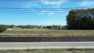 Mooi perceel bouwgrond voor open bebouwing met een oppervlakte van 6a 03ca. Het perceel is rustig gelegen tussen de oever van de Dijle en een agrarisch gebied. Perceelbreedte: 15,92m. Bouwbreedte: ± 9,92m. Bouwdiepte gelijkvloers: 15m. Lot 1 uit een goedgekeurde verkaveling d.d. 16 december 2019 (OMV_2019107641). Oriëntatie: zuidwesten. Gvg, Wglk, Gmo, Vkr, Vv. P-score: A.<br /><br />STEDENBOUWKUNDIGE VOORSCHRIFTEN :<br />Zie downloads voor de voorschriften.<br /><br />STEDENBOUWKUNDIG :<br />Stedenbouwkundige vergunning : nee<br />Stedenbouwkundige bestemming : woongebied met landelijk karakter<br />Geen rechterlijke herstelmaatregel of bestuurlijke maatregel opgelegd.<br />Voorkooprecht : ja (de Vlaamse Waterweg)<br />Verkavelingsvergunning : ja (OMV_2019107641)<br />P-score: A<br />Het perceel maakt deel uit van het RUP "Woonzonering".