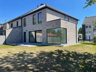 Deze halfopen bebouwing gelegen in Baardegem is gebouwd in 2026. Ze biedt een ideale combinatie van moderne architectuur en comfortabele leefruimtes . <br />Er is een bewoonbare opp. van 200m² , er zijn 3 slaapkamers, een west-georiënteerde tuin, terras en een inpandige garage op een perceel van 330m²<br /><br />Vrij vanaf 1/11/2026<br />Ga naar de website van de makelaar: makelaarshuys.be , ga naar te huur en schrijf u in bij het pand voor de bezoekdag op maandag 12/10/2026 tussen 17:15 en 18:15. <br />Huurprijs 1600 euro /maand <br />Exclusief EGW+ internet<br />de woning is voorzien van zonnepanelen en een regenwaterput 7500 liter<br /><br /><br /> De open indeling van de leefruimtes zorgt voor een gezellige en uitnodigende sfeer. <br /> Moderne open keuken met zicht op het terras en de tuin. <br /><br /> De woning beschikt over drie comfortabele slaapkamers, perfect voor een gezin De badkamer is stijlvol ingericht en biedt de nodige luxe en comfort.<br /><br />De westelijk georiënteerde tuin is een ware oase van rust. Met een ruim terras is dit de ideale plek om te ontspannen, te barbecueën of te genieten en is perfect voor kinderen om veilig te spelen.<br /><br />Daarnaast beschikt de woning over ruime zolder en een garage, wat extra gemak biedt voor het parkeren van je voertuig of het opslaan van fietsen en andere spullen.<br /><br />Scholen, winkels en openbaar vervoer zijn gemakkelijk bereikbaar, waardoor dit de perfecte plek is om te wonen.<br /><br />meer info sofie@makelaarshuys.be of 0468 24 65 84