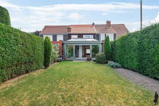 INSTAPKLARE WONING MET 3 RUIME SLAAPKAMERS EN ZEER LEUKE TUIN PAL IN HET CENTRUM VAN BOECHOUT- Zeer goed onderhouden woning – 1e eigenaar- Badkamer,...