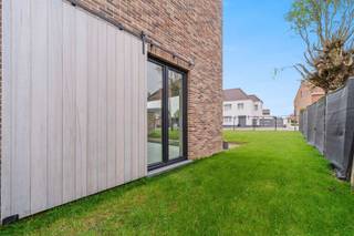 <p><span><span><strong>TE KOOP: Moderne nieuwbouwwoning met 3 slaapkamers in Geetbets!</strong></span></span></p><p><span><span><strong>6% Verlaagd BTW-tarief mogelijk!</strong></span></span></p><p><span><span>Ontdek deze ruime en hedendaagse nieuwbouwwoning, gelegen op de hoek van de Kolkstraat en de Steenweg op Kortenaken in Geetbets. Deze halfopen bebouwing maakt deel uit van een kleinschalig woonproject van vier koppelwoningen, gebouwd volgens de huidige normen en met bijzondere aandacht voor comfort, energiezuinigheid en kwaliteit.</span></span></p><p><span><span>De woning bevindt zich op wandelafstand van het centrum van Geetbets, waar alle nodige voorzieningen zoals winkels, scholen en openbaar vervoer vlot bereikbaar zijn. Dankzij de doordachte indeling, de royale woonoppervlakte van 180 m² en de hoogwaardige afwerking is deze woning ideaal voor gezinnen of wie op zoek is naar extra ruimte.</span></span></p><p><span><span><strong>Ligging:</strong></span></span></p><p><span><span>Aan de hoek van de Kolkstraat en de Steenweg op Kortenaken bevindt zich een uitzonderlijke woonplek in het charmante Geetbets – een gemeente die rust, natuur en landelijke charme moeiteloos combineert met bereikbaarheid en voorzieningen. Deze strategische locatie ligt op korte afstand van scholen, lokale handelszaken en tal van fiets- en wandelroutes. Met vlotte verbindingen richting onder meer Kortenaken, Zoutleeuw en Tienen woon je hier rustig én centraal, in een warme gemeenschap omgeven door open landschappen en natuur.</span></span></p><p><span><span><strong>Indeling:</strong></span></span></p><p><span><span>Gelijkvloers: Inkomhal met apart gastentoilet, lichtrijke woonkamer met eethoek, open keuken (De keuken wordt niet geplaatst, zodat u deze volledig naar eigen smaak en budget kan inrichten), aansluitende berging en inpandige garage.</span></span></p><p><span><span>Eerste verdieping: Nachthal, drie volwaardige slaapkamers, twee badkamers en een extra berging.</span></span></p><p><span><span>Zolderverdieping: Volwaardige zolder bereikbaar via vaste trap, met mogelijkheid tot het creëren van één of twee extra slaapkamers of een bureau.</span></span></p><p><span><span>Tuin &amp; Terras: Aangelegde tuin met terras van 26 m², ideaal om in alle rust te genieten.</span></span></p><p><span><span>Deze woning wordt volledig afgewerkt, exclusief keuken.</span></span></p><p><span><span><strong>Troeven:</strong></span></span></p><ul><li><span><span>Nieuwbouwproject!</span></span></li><li><span><span>Triple glas met Argon!</span></span></li><li><span><span>Lage E-peil waardoor je in de eerste 5 jaar geen KI betaald!</span></span></li><li><span><span>Zonnepanelen!</span></span></li><li><span><span>Warmtepomp met vloerverwarming over heel de woning!</span></span></li><li><span><span>2 badkamers!</span></span></li><li><span><span>Veel lichtinval!</span></span></li><li><span><span>Mogelijkheid tot extra slaapkamers/bureau!</span></span></li><li><span><span>Kleinschalig en rustig woonproject!</span></span></li><li><span><span>Inpandige garage!</span></span></li></ul><p><span><span><strong>EPB-plichtig</strong></span></span></p><p><span><span><strong>G-score: onbekend</strong></span></span><br /><span><span><strong>P-score: C</strong></span></span><br /><span><span><strong>Stedenbouwkundige info: woongebied – bouwvergunning – geen voorkooprecht </strong></span></span><br /><span><span><strong>Beschikbaar bij akte.</strong></span></span></p>
