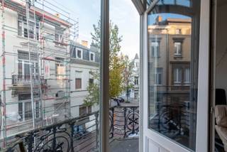 In het hart van Zurenborg bevindt zich dit uitzonderlijk mooie appartement, gelegen in een stijlvol en karaktervol gebouw. Het werd recent volledig en luxueus gerenoveerd en combineert hedendaags comfort met een uitstekende ligging. Bovendien beschikt het over een heerlijk terras.<br />Indeling:<br />Vanuit de lift kom je rechtstreeks binnen in de inkomhal van het appartement. Aansluitend bevindt zich de ruime, open leefruimte met veel lichtinval (ca. 40 m²) en een volledig uitgeruste keuken van Siematic, voorzien van alle moderne toestellen: koelkast, diepvries, vaatwasser, inductiekookplaat en een elegant Franke-afzuigsysteem.<br />Het appartement telt drie slaapkamers van respectievelijk 22 m², 12 m² en 10 m².<br />De hoofdslaapkamer aan de voorzijde beschikt over een en suite badkamer met bad én douche, dubbele wastafel, badkamermeubel en toilet. De twee slaapkamers aan de achterzijde hebben elk hun eigen badkamer met douche, wastafel en handdoekdroger.<br />Daarnaast is er een praktische berging met aansluiting voor wasmachine, en een kelderberging voor extra opslagruimte.<br />Een autostaanplaats is verplicht bij te huren aan 150 euro per maand.<br />De gemeenschappelijke kosten bedragen 125 euro per maand (onderhoud van de gemene delen).<br />Alle nutsvoorzieningen hebben een individuele meter.<br />EPC: 190 kWh/m²<br />Het appartement kan tevens gehuurd worden via vennootschap.