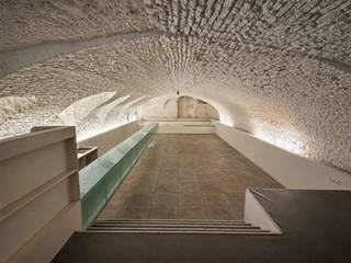 Op zoek naar een bijzondere locatie voor een tijdelijk concept of evenement? Deze sfeervolle kelderruimte aan de Brouwersvliet onderscheidt zich door haar indrukwekkende gewelfde plafonds, metselwerk en langgerekte open indeling.De combinatie van authentieke architectuur en een sobere, eigentijdse afwerking creëert een uniek decor dat zich gemakkelijk laat aanpassen aan uiteenlopende invullingen. Ideaal voor tentoonstellingen, productlanceringen, showrooms, workshops, tastings, fotoshoots, private events of andere creatieve pop-upconcepten.Dankzij de centrale ligging, vlak bij het Eilandje en op wandelafstand van het historische stadscentrum, is de ruimte vlot bereikbaar en omgeven door tal van restaurants, cafés en andere voorzieningen.Een karaktervolle locatie voor organisaties, merken en creatieve ondernemers die hun bezoekers een bijzondere ervaring willen bieden. Prijs op aanvraag.