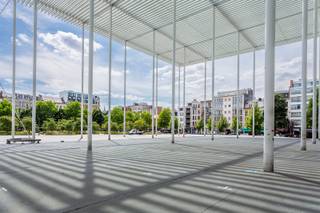 Ruim appartement met twee slaapkamers, terras én parking.LocatieOp absolute topligging tussen het Theaterplein en Hopland: lekker naar de markt gaan...