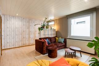 Deze charmante gesloten bebouwing is uitstekend gelegen op het Kerkplein, pal in het centrum van Stabroek. Dankzij de centrale ligging bevinden winkels, scholen en het openbaar vervoer zich op wandelafstand. U betreedt de woning via de gezellige woonkamer met open keuken, die samen een aangename en lichtrijke leefruimte vormen. Op het gelijkvloers is tevens een praktische berging voorzien met aansluitingen voor wasmachine en droogkast. Via de houten trap bereikt u de eerste verdieping, waar zich twee volwaardige slaapkamers en een badkamer bevinden. Daarnaast beschikt de woning over een droge kelder, waar de verwarmingsketel werd geïnstalleerd. Achteraan de woning bereikt u via het gemeenschappelijke steegje de fietsenberging en de oost-georiënteerde tuin. Hier kan u in alle rust genieten van de ochtend- en middagzon. Het steegje is eveneens toegankelijk via een poortje aan het Kerkplein. 