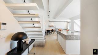 Prachtig gerenoveerd appartement met zuidwest gericht terras op wandelafstand van het strand en het Albertplein in het Zoute. Appartement van 154m² met drie volwaardige slaapkamers. Indeling: inkomhal met gastentoilet. Lichtrijke woon-en eetkamer met haard en toegang tot het zonneterras. Volledig ingerichte keuken voorzien van alle apparatuur. Masterbedroom met aansluitende badkamer (douche, dubbele lavabo en toilet) met toegang tot het 2de zonneterras. Op de tweede verdieping: 2 ruime slaapkamers met elk hun eigen douchekamer. Apart toilet in de nachthal. Bergruimte met aansluiting voor wasmachine. Iedere slaapkamer is voorzien van ingemaakte kasten. Privatieve kelder en ruime fietsenberging. Mogelijkheid tot aankoop van 1 garagebox in de residentie. Heel luxueuze afwerking: Vola kranen, microtopping, wijnfrigo,... De residentie heeft een frisse, eigentijdse uitstraling gekregen: transparante balkons, vernieuwde wandelpaadjes, heraangelegde tuin,....