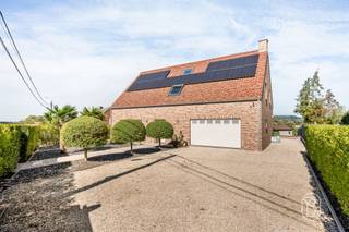 Dit prachtige vrijstaande huis, gelegen in Saint-Sauveur, in het hart van het schitterende Pays des Collines, is gebouwd in 2004 en biedt meer dan 380 m² woonoppervlakte op een perceel van ruim 2.200 m² met een adembenemend uitzicht. Het huis zal u bekoren door zijn royale ruimtes, zijn comfort en zijn hoogwaardige voorzieningen. De indeling is als volgt: Begane grond: een inkomhal met apart toilet, een indrukwekkende, lichte woonkamer die uitkomt op een volledig uitgeruste keuken, een kantoor (dat als slaapkamer kan worden gebruikt om op één niveau te kunnen wonen), een dubbele garage met automatische poort en een wasruimte.1e en 2e verdieping: een overloop (ideaal als opbergruimte, kantoor of andere multifunctionele ruimte)? – 6 slaapkamers en een grote badkamer met inloopdouche en toiletBuiten: ontdek een prachtig terras van ± 100 m², een verwarmd zwembad (+ reinigingssysteem) en twee tuinhuisjes (voorzien van water en elektriciteit). De grote tuin (bijna 22 are) is volledig omheind en biedt een prachtig uitzicht op het platteland! Er is momenteel ruimte voor een kippenhok, maar u kunt hier ook een moestuin, een boomgaard of iets anders naar eigen wens aanleggen.Technische voorzieningen: 20 zonnepanelen (2024), centrale verwarming op gas met recente condensatieketel, oplaadpunt, regenwaterreservoir van 10.000 L, PVC-kozijnen met dubbele beglazing + elektrische rolluiken, elektrische boiler, micro-zuiveringsinstallatie, warmtewisselaarsysteem voor het zwembad + automatisch reinigingssysteem, intercom, alarm, elektrische poorten, waterontharder, elektrische installatie conform de voorschriften, EPB B! Een complete, ruime en perfect uitgeruste gezinswoning, ideaal voor wie op zoek is naar grote ruimtes, een mooie buitenruimte en een rustige, groene woonomgeving. Bevoorrechte ligging tussen de rust van het platteland en goede bereikbaarheid (dicht bij voorzieningen: winkels, scholen, de A8, openbaar vervoer, ...).Er is een bezichtigingsdag gepland op woensdag 23 september van 16.00 tot 18.00 uur. Aanmelden via onze website: Neem voor meer informatie contact op met Aurélie: aurelie@immobeguin.be