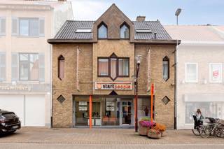 Opbrengsteigendom te koop in centrum Veurne, bestaande uit een handelsgelijkvloers en een ruim bovenliggend appartement. Beide entiteiten zijn afzonderlijk verhuurd, waardoor deze eigendom een interessante opportuniteit vormt voor investeerders die op zoek zijn naar een vastgoedbelegging met onmiddellijk rendement.<br /><br />De commerciële ruimte omvat ca. 190 m² op het gelijkvloers, ingericht als kantoor met diverse burelen, balie, vergaderruimte, opslagkamer, keuken en 2 toiletten. Achteraan beschikt het handelsgedeelte over een tuin van ca. 130 m². Daarnaast is er een ruime kelderverdieping van ca. 100 m², ideaal als extra opslagruimte.<br /><br />Het bovenliggende appartement van ruim 150 m² beschikt over een afzonderlijke inkomhal. De eerste verdieping omvat een ruime leefruimte met nieuwe keuken, met toegang tot een zonnig terras van ca. 32 m², alsook een berging en toilet. Op de tweede verdieping bevinden zich 4 slaapkamers en een badkamer met inloopdouche.<br /><br />De ligging in de Zuidstraat te Veurne is een belangrijke troef. De eigendom bevindt zich pal in het centrum, op wandelafstand van de Markt en alle winkels, horeca en dagelijkse voorzieningen. Een grote openbare parking bevindt zich vlakbij.<br /><br />Dankzij de combinatie van 2 afzonderlijk verhuurde entiteiten, een centrale ligging, beperkte gemeenschappelijke kosten en een onderhoudsvriendelijke inrichting is dit een interessante en zorgeloze investering in Veurne.<br /><br />Kortom: een veelzijdige opbrengsteigendom in het centrum van Veurne, volledig verhuurd en klaar voor de toekomst.<br /><br />Bestuursmaatregelen in het maatregelenregister: nee