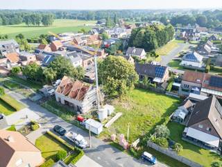 Wonen in het Poststraatje in Aalter biedt een rustige, gezellige sfeer in een groene omgeving. Deze woningen liggen net buiten het drukke centrum, maar toch dichtbij alle voorzieningen zoals winkels, scholen en openbaar vervoer.
Deze charmante, tijdloze woningen omvatten een inkomhal, ruime eetkamer met veel lichtinval, open keuken, een ruime zolder en 3 slaapkamers. Je kiest zelf de afwerkingsmaterialen voor keuken, badkamer, vloeren en binnendeuren. Zo kan je precies wonen zoals jij het zelf wilt.
Contacteer ons en ontdek alle mogelijkheden.
