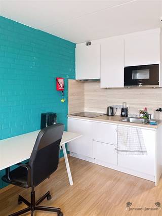 <p><span>Deze gemeubelde studio van 28 m² bevindt zich in een verzorgde studentenresidentie en is ideaal voor één persoon die op zoek is naar een comfortabele, instapklare woonruimte. De studio werd in 2020 volledig gerenoveerd, met nieuwe ramen met dubbel glas, een vernieuwde badkamer met lavabo, douche en toilet, en een moderne, uitgeruste keuken met oven, microgolf en inductiekookplaat. Het geheel is lichtrijk en beschikt over een eigen terras, wat zorgt voor een aangename woonervaring met een huiselijk gevoel. Een domicilie-adres plaatsen is mogelijk.</span></p><p><span>De residentie biedt bovendien tal van gemeenschappelijke voorzieningen, waaronder een fietsenstalling, een tuin, een lift, wasmachine en droogkast, en een gedeelde autostaanplaats. Voor internet kan de bewoner zelf een contract afsluiten bij een provider naar keuze.</span></p><p><span>De ligging is een groot pluspunt: de studio bevindt zich nabij de E314 en E40, Leuven centrum, Colruyt, UZ Gasthuisberg, Imec, de Arenbergcampus en diverse sportfaciliteiten. Ook openbaar vervoer is uitstekend bereikbaar, met bushaltes van lijnen 7, 8, 9 en de ringbus op wandelafstand.</span></p><p><span>Deze studio biedt een combinatie van comfort, praktische voorzieningen en een strategische ligging ideaal voor wie in Leuven wil studeren of werken. Interesse? Laat gerust iets weten!</span></p>