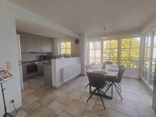 Welkom bij dit prachtige appartement gelegen in het hart van Torhout! Dit lichtrijke appartement beschikt over 3 slaapkamers en een terras met een prachtig uitzicht op het marktplein. Het is perfect voor diegenen die willen genieten van het bruisende stadsleven en voor iemand die op wandelafstand wil wonen van alle lokale handelaars.<br /><br />Dit appartement beschikt over alle faciliteiten die u nodig heeft, de keuken is volledig ingericht en er is ook een ruime ondergrondse berging beschikbaar voor extra opslagruimte.<br /><br />De drie ruime slaapkamers bieden voldoende ruimte voor een goede nachtrust. De badkamer is tot slot modern uitgerust met alle nodige voorzieningen.<br /><br />Vrij vanaf 01/11/2026