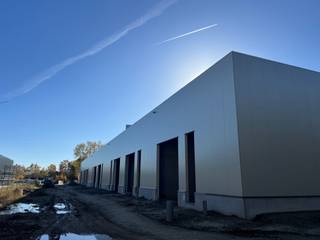 SME unit measuring 1,640 m², which can be combined to create a total surface area of 2,460 m², for sale.The site is strategically located close to...