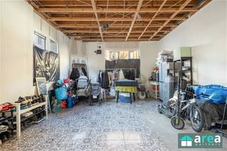 <p><span>Deze charmante handelswoning bevindt zich op een centrale locatie in het bruisende Antwerpen Noord. Het betreft een polyvalente ruimte op het gelijkvloers (ideaal voor zelfstandige activiteit) met daarboven de woonst. Omwille van de ligging ben je op wandelafstand van commerciële straten, het Park Spoor Noord alsook het openbaar vervoer. Er is een vlotte verbinding richting het centrum van Antwerpen en de Ring.</span></p><p><span> </span></p><p><span>Grootste troeven:</span></p><p><span>-Centrale locatie</span></p><p><span>-Handelswoning met potentieel</span></p><p><span>-Polyvalent gelijkvloers (kantoor, atelier,…)</span></p><p><span> </span></p><p><span>Indeling:</span></p><p><span>-GLVL: leuke, veelzijdige ruimte (36m²) met een hoog plafond. Deze kan naar wens gebruikt worden. Verder is er nog een badkamer (3m²) met apart toilet. De kelder (32m²) is ook bereikbaar via het gelijkvloers.</span></p><p><span>-V1: hier bevindt zich de gezellige living (28m²). Aansluitend treffen we de geïnstalleerde keuken (8m²) aan.</span></p><p><span>-V2: 2 slaapkamers (16m² &amp; 5m²), waarvan de ruime aan voorzijde. Ook is hier een badkamer (4m²) met douche en WC.</span></p><p><span>-V3: zolderruimte (15m²) gebruikt als extra kamer, hier als bureauruimte.</span></p><p><span> </span></p><p><span>Voor meer informatie kan u terecht bij Area Partners. INFO@area.be of 03/284.60.60.</span></p>