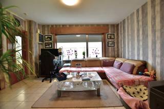 <h3><span>Ideale starterswoning in kindvriendelijke omgeving te Oudegem</span></h3><h3><span> </span></h3><p><span>Deze gezinswoning is gelegen in een uiterst rustige en kindvriendelijke buurt te Oudegem, en toch op wandelafstand van winkels, scholen en openbaar vervoer. Bovendien bevindt de woning zich vlak bij een vlotte verbindingsweg tussen Dendermonde en Aalst en op slechts 10 minuten rijden van de autosnelweg.</span></p><p><span><br />Op het gelijkvloers betreedt u de woning via de inkomhal die uitgeeft op de leefruimte met halfopen keuken. De keuken biedt toegang tot een praktische berging/wasplaats, een droge opslagruimte en een apart gastentoilet.</span></p><p><span>Aansluitend bevindt zich een veranda (11,50 m²) met de mogelijkheid om de leefruimte en keuken uit te breiden. Vanuit deze ruimte geniet u van zicht op het oostgericht terras. Achteraan bevindt zich een ruime tuinberging (11 m²), ideaal voor het stallen van fietsen en tuinmateriaal. </span><span>Extra troef</span><span>: er is een handige achteruitgang aan het perceel.</span></p><p><span> </span></p><p><span>Op de eerste verdieping vindt u een badkamer met ligbad, lavabo en tweede toilet, twee volwaardige slaapkamers (14 m² en 11 m²) en een derde kamer (6,50 m²) die perfect kan dienen als dressing of bureau. Deze ruimte kan eventueel worden omgevormd tot een grotere badkamer. Via de nachthal is er toegang tot de zolderruimte, die extra opslagmogelijkheden biedt.</span></p><p><span> </span></p><p><span>Extra troeven</span><span>:</span><span><br /></span><span>Conforme</span><span> elektrische keuring (</span><span>geldig tot 26/02/2039</span><span>) - </span><span>EPC-label C</span><span> score </span><span>247 kWh/m²</span><span> (geen renovatieverplichting) - rustige en kindvriendelijke woonomgeving met speelpark achteraan de wijk</span></p><p><span> </span></p><p><span>Interesse? Kom deze woning zelf ontdekken en maak vandaag nog een afspraak via 052 55 55 55, <span>info@immotwins.be</span></span><span> of bezoek <span>www.immotwins.be</span></span></p>