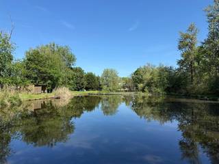 <p><span>Een idyllisch kader voor mensen die houden van groen, natuur en rust.</span></p><p><span>De chalet is gelegen in natuurgebied en heeft een totale bewoonbare oppervlakte van 90m².  Geen centrale verwarming, wel een houtkachel aanwezig. </span></p><p><span>Indeling: eetkamer, keuken, slaapkamer, sanitair, berging.</span></p><p><span> </span></p><p><span>Contacteer ons kantoor Dupont Vastgoed voor meer inlichtingen of een bezoek ter plaatse op 015 15 15 15.</span></p><p><span> </span></p>
