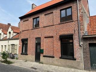 Statige stadswoning in Sint-Gillis kwartier nabij ‘Lange Rei’.Volledig gerenoveerde stadswoning met nieuwe keuken, badkamer etc..Inkomhal met...