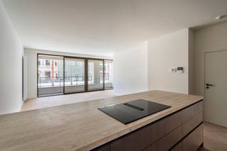 <p><strong>Trendy appartement met adembenemend zicht op de Opera</strong></p>
<p>Welkom in dit volledig gerenoveerde appartement, gelegen op de eerste verdieping van een exclusief gebouw met slechts 7 wooneenheden, dat zojuist een totaalrenovatie heeft ondergaan.<br /><br />Dit stijlvolle 2-slaapkamerappartement is instapklaar en combineert een luxueuze afwerking met een ongeëvenaard uitzicht op het Operagebouw van Antwerpen.<br /><br />Bij binnenkomst word je meteen verwelkomd in de lichtrijke leefruimte, waar grote ramen zorgen voor een open en ruimtelijk gevoel. <br /><br />De open keuken, met een moderne en verfijnde afwerking, sluit naadloos aan op de leefruimte en nodigt uit tot gezellige momenten. <br />De warme eikenkleuren en de stijlvolle visgraatparket geven het geheel een tijdloze klasse. <br /><br />Aansluitend aan de leefruimte een leuk terrasje met één van de mooiste zichten van Antwerpen.<br /><br />Dit appartement beschikt over twee volwaardige slaapkamers, ideaal voor een gezin, een home office of gastenverblijf. <br /><br />De prachtige badkamer is voorzien van inloopdouche en elegante inbouwkranen, waardoor comfort en design hand in hand gaan.<br /><br />Een unieke kans om te wonen in een hoogwaardig gerenoveerd pand, op een toplocatie in Antwerpen! <br />Interesse? Contacteer LISTED vandaag nog: +32 3 283 51 51.</p>