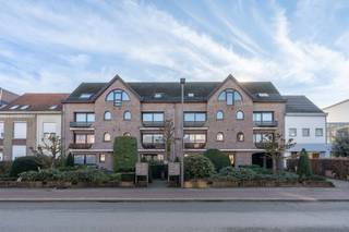 Goed onderhouden 2 slpk appartement met garagebox.EPC: 110kWh/m² | garagebox €20.000 | Gunstige ligging nabij ring en centrum!Omschrijving:We...