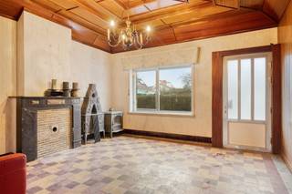 GIJZEGEM (AALST) – In een rustige, landelijke omgeving bevindt zich deze volledig te renoveren woning op een uitzonderlijk perceel van 11a80ca...