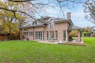 In a quiet and green neighbourhood of Grimbergen, you’ll discover this warm and elegant villa on a generous plot of nearly 1,400 m². Here, you...