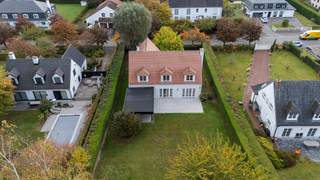 In Waterloo, in de woonwijk St John’s, profiteert deze villa met 4 slaapkamers en 3 badkamers van een groene en gewilde omgeving. De villa biedt genereuze woonruimtes, aangevuld met een kantoor, een tuin en een garage.<br /><br />De inkomhal, voorzien van vestiaires en toiletten voor gasten, leidt naar een woonkamer van ± 57 m² met een open haard. Daarachter bevindt zich de recent geïnstalleerde keuken, georganiseerd rond een centraal eiland, die ook een eetruimte herbergt met directe toegang tot het terras en de tuin. Een kantoor van ± 10 m² completeert de begane grond, evenals een ruime garage met een wasruimte en technische ruimte.<br /><br />Op de eerste verdieping verdeelt de nachthal drie slaapkamers van ± 22 m², ± 21 m² en ± 21 m², die worden bediend door een badkamer en een douchekamer. De master suite van ± 31 m² beschikt over een eigen kleedkamer en een privé badkamer.<br /><br />De woning is uitgerust met een alarmsysteem en een nieuwe gasboiler. Energieprestatie: PEB C – 236 kWh/m².jaar. Neem contact met ons op voor een bezoek op 0470/63.40.08.