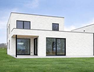 In de attenrodestraat worden er 2 moderne villa's opgetrokken (deze zijn enkel gekoppeld door hun garage of carport)Elke villa heeft veel lichtinval,...