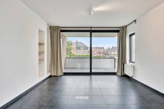 Ontdek nu dit goed gelegen, ruime enrecente appartement.<br />Het appartement omvat 3 slaapkamers, een lichtrijke leefruimte met leuk terras.<br />Verder is er een volledig geïnstalleerde keuken en aangename badkamer.<br /><br />Huurprijs appartement: 875 euro plus 15euro gemeenschappelijke kosten en 70 euro voor de garagebox<br /><br />Aan de achterzijde van het gebouw is er een ruime garagebox met staanplaats ervoor.<br />Het betreft een kleinschalige residentie, wat zich ook vertaalt in lage gemeenschappelijke kosten.<br /><br />Interesse? Bel Matthias 0497/76.84.89