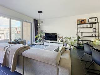 LIEU :<br /><br />L'appartement est situé dans le centre d'Aalter, près de la gare. Ici, vous pourrez profiter des autoroutes qu'Aalter a à offrir en direction de Gand et de la côte. Les restaurants, les boutiques et le marché sont accessibles à pied.<br /><br />MISE EN PAGE :<br /><br />La disposition est la suivante : hall - toilettes - salle de bain avec baignoire et mobilier de salle de bain - 2 chambres - débarras - cuisine avec tous les appareils - espace de vie - terrasse - place de parking.<br /><br />INFORMATIONS SUPPLÉMENTAIRES :<br /><br />Le chauffage est assuré sur la base d'une pompe à chaleur via un chauffage au sol, ce qui n'est avantageux que pour la facture énergétique. L'appartement est entièrement peint et prêt à emménager. Les rideaux et les pannes appartiennent au locataire actuel et il les emportera également avec lui. Les rails collent, tout comme les 2 rideaux plissés des chambres.<br /><br />En plus du loyer, des frais de syndicat provisoires de 65,00€ sont prévus. <br />Un parking souterrain est inclus dans le prix de location. <br />Disponible à partir du 01/11/2026.<br /><br />DEMANDE DE VISITE :<br /><br />Vous souhaitez visiter cet appartement ? N'oubliez pas de demander votre visite via MijnhuurProfiel !