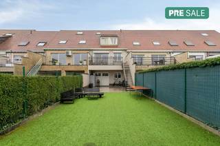 In de Evendijk, een rustige doodlopende straat in Knokke-Heist, bevindt zich deze charmante woning die te koop wordt aangeboden. De woning...