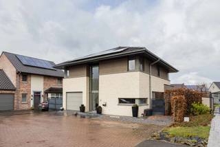 Op zoek naar een instapklare villa op een rustige ligging? Dan is deze woning zeker een bezoek waard. Deze villa van 2010 is gelegen in...