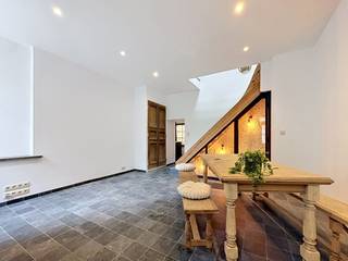We Invest a le plaisir de vous proposer cette magnifique maison entièrement rénovée, idéalement située à proximité immédiate du centre de Soignies, des commerces, des écoles et de la gare. Un emplacement privilégié permettant de profiter pleinement de toutes les commodités du quotidien tout en bénéficiant d’un cadre de vie agréable.<br /><br />Le rez-de-chaussée se compose d’une lumineuse pièce de vie ouverte sur une cuisine équipée, offrant un espace convivial et fonctionnel. Celle-ci donne accès à une agréable terrasse sans aucun vis-à-vis, idéale pour profiter des beaux jours en toute tranquillité.<br /><br />À l’étage, vous découvrirez une superbe chambre particulièrement lumineuse ainsi qu’une salle de douche intégrée, aménagée avec goût pour un confort optimal.<br /><br />Cette habitation développe une superficie habitable d’environ 55 m² et constitue une opportunité idéale pour une première acquisition, un investissement ou toute personne à la recherche d’un bien ne nécessitant aucun travaux.<br /><br />Au niveau technique, le bien bénéficie d’un excellent PEB B (20260607009467), d’une installation électrique conforme ainsi que de châssis récents assurant un bon confort énergétique.<br /><br />Informations &amp; visites : 0475/66.46.52 — jeremy.p@weinvest.be<br /><br />Faire offre à partir de 175.000 €, sous réserve d’acceptation du propriétaire.