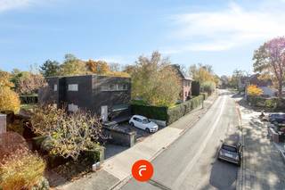 Een jonge (Bj:2011) en zeer ruime woning met een tijdloze architectuur. Rustige ligging in het centrum van Marke met een vlotte verbinding naar...