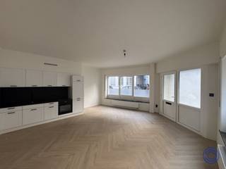 <p><span>Informatie appartement</span></p><p><span>Dit uiterst gezellige appartement op de gelijkvloers van een prachtig Art Deco gebouw, middenin de gezellige Universiteitsbuurt van Antwerpen. U komt binnen in een ruime leefruimte, afgewerkt met een lichtkleurige visgraat vloer. De open keuken, is uitgerust met o.a. een grote ijskast met aparte vriezer, grote oven, inductie kookplaat met dampkap, mat zwarte spoelbak met mat zwarte kraan en veel opbergruimte. Verder is er een ruime slaapkamer van ca. 12m² op visgraat vloer. De badkamer is voorzien van een regendouche, houten lavabomeubel met verlichte spiegel, toilet en een handdoekradiator. Daarnaast is een gemeenschappelijke fietsenstalling en afvallokaal. Het volledige appartementsgebouw (betonnen constructie!) is gerenoveerd en bestaat uit 10 appartementen en een kelder. Aparte meters voor gas en elektriciteit, water is collectief met tussenmeters. De maandelijkse vaste kosten zijn nog niet vastgesteld, deze zullen LAAG zijn gezien er geen lift aanwezig is en wordt geschat op ca. 30 EUR/maand. Door de interessante en RUSTIGE ligging is dit appartement ideaal voor studenten, als opbrengsteigendom of eigen woning! Er zijn verschillende supermarkten, barretjes en restaurants op wandelafstand!</span></p><p><span> </span></p><p><span>Indeling</span></p><ul><li><span>Ongelofelijk lichtrijke leefruimte voorzien van een knappe visgraat vloer, met aansluitend open keuken. </span></li><li><span>Volledig uitgeruste, open keuken voorzien van een ijskast met aparte diepvries, grote oven, inductie kookvuur met dampkap en spoelbak met kraan in mat zwarte uitvoering.</span></li><li><span>De badkamer, in mat zwarte uitvoering, is voorzien van een ruime regendouche met handdouche, lavabomeubel met verlichte spiegel, handdoekradiator en een hangtoilet.</span></li><li><span>Ruime slaapkamer ca. 12m².</span></li><li><span>In de kelder is er een privatieve berging inbegrepen in de aankoopprijs.</span></li></ul><p><span> </span></p><p><span>Renovatiewerken</span></p><ul><li><span>Nieuwe keuken en badkamer;</span></li><li><span>Vernieuwde elektrische en sanitaire installaties;</span></li><li><span>Bezetten en schilderen muren;</span></li><li><span>Plaatsing nieuwe vloeren;</span></li></ul><p><span> </span></p><p><span>Extra's</span></p><ul><li><span>Aandeel basisakte ten bedrage van 850 euro t.l.v. de koper.</span></li></ul><p><span> </span></p><p><span>Algemene informatie</span></p><ul><li><span>Algemene kosten: nog niet vastgesteld - door eigenaars te regelen. Geschat op 30 euro/maand + afrekening water via tussenmeters.</span></li><li><span>Privatieve meter voor elektriciteit en gas. </span></li><li><span>Collectieve meter voor water met tussenmeters.</span></li></ul><p><span> </span></p><ul><li><span>EPC: label B (geen renovatieplicht)!</span></li><li><span>Asbestattest: Veilig.</span></li><li><span>Elektrische keuring: in aanvraag.</span></li></ul><p><span> </span></p><p><span>Gebouw</span></p><ul><li><span>Het appartementsgebouw is een betonnen constructie bestaande uit een kelder, gelijkvloers en 4 verdiepingen met telkens 2 appartementen.</span></li><li><span>Dak geïsoleerd conform norm 2050!</span></li><li><span>Geen lift aanwezig.</span></li><li><span>Parlofoon aanwezig.</span></li></ul><p><span> </span></p><p><span>Ligging</span></p><ul><li><span>Uiterst gunstige ligging in de Universiteitsbuurt in centrum Antwerpen.</span></li><li><span>Verschillende universiteiten en hoge scholen op wandel- en fietsafstand.</span></li><li><span>Toffe winkeltjes, gezellige barretjes, restaurants en supermarkten op wandelafstand!</span></li><li><span>MOBISCORE: 9,3/10!</span></li></ul><p><span> </span></p><p><span>* De informatie in deze prospect is ter informatieve titel: de kandidaat-kopers moeten hun eigen zaak maken van het verkrijgen, controleren en interpreteren van deze informatie.</span></p>