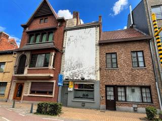 OPENHUIS ZATERDAG 4 APRIL VAN 14.00u - 15.30u - Uniek gelegen in het levendige centrum van Wevelgem, biedt dit veelzijdige pand een geweldige kans.De royale binnenruimte is momenteel ingericht als kantoor en beschikt over meerdere werkplekken, ideaal voor zakelijke of co-work situaties. Met zijn unieke ligging biedt dit pand niet alleen uitstekende zichtbaarheid, maar ook gemakkelijke toegang tot lokale voorzieningen en transportverbindingen. Hierdoor is het pand uitermate geschikt voor diverse zakelijke toepassingen, van een boetiek tot een creatief kantoor of atelier. De eigendom kan ook omgebouwd worden naar een woonhuis. Deze eigendom heeft een grote garage met uitweg via Schoolstraat. Ontdek het potentieel en de veelzijdigheid van dit pand te midden van het bruisende centrum van Wevelgem!