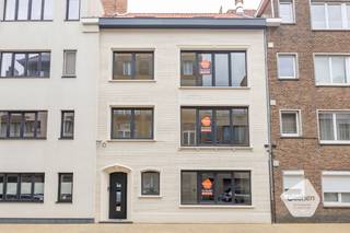 <ul>
	<li>Dit appartement is gelegen in de rustige Aartshertogstraat te Mariakerke, op slechts enkele stappen verwijderd van het <strong>strand</strong>.</li>
	<li>Het volledige gebouw heeft een totaalrenovatie genoten: <strong>nieuw dak, buitenschrijnwerk</strong>, opgefriste gevel, ...</li>
	<li>In het appartement is onder andere voorzien: <strong>kwalitatief afgewerkte keuken,</strong> prachtige badkamer, parketvloer, ventilatie systeem, nieuwe ketel, ...</li>
	<li>De keuken is voorzien van: frigo, diepvries, inductie kookplaat, vaatwas, dampkap en combi-oven.</li>
	<li>De indeling van het appartement is als volgt: inkom, leefruimte met open keuken, <strong>twee ruime slaapkamers</strong>, badkamer met inloopdouche, vestiaire, kelderberging.</li>
	<li>Bijkomende kenmerken: <strong>zeer gunstige EPC score,</strong> asbest vrij en conforme elektrische keuring.</li>
	<li>Het ideale appartement als tweede verblijf of woonappartement.</li>
</ul>