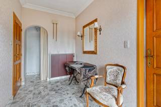 Deze te renoveren gelijkvloerse woning is uitstekend gelegen nabij het centrum van Vosselaar, op een ruim perceel van ca. 1.274 m². Dankzij de ligging, de grote tuin en de vele mogelijkheden vormt deze woning een ideale opportuniteit voor wie op zoek is naar een renovatieproject met potentieel.<br /><br />Bij het betreden van de woning komt u in de inkomhal, die toegang biedt tot de lichtrijke leefruimte en de geïnstalleerde keuken.<br /><br />Via de nachthal bereikt u drie slaapkamers, een apart toilet en een badkamer. Daarnaast beschikt de woning over een ruime wasplaats, een praktische kelder en een bergzolder die extra opbergruimte biedt.<br /><br />Achteraan bevindt zich de royale tuin, waar u in alle rust kunt genieten van het buitenleven. Bovendien is er een vrijstaande garage aanwezig, wat zorgt voor extra bergruimte of parkeergelegenheid.<br /><br />Kortom, een woning met tal van mogelijkheden op een toplocatie, ideaal voor wie deze naar eigen smaak en wensen wil renoveren.