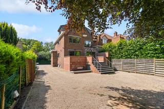 <p>Bent u op zoek naar de perfecte synergie tussen luxueus, modern wonen en absolute ruimte? Zoek niet verder. Dit exclusieve eigendom in Sint-Amandsberg (9040 Gent) combineert een hoogwaardig afgewerkte gezinswoning met een zee aan buitenruimte en ongeziene mogelijkheden voor zelfstandigen, hobbyisten of dierenliefhebbers.</p><p>De woning werd van kop tot teen smaakvol gerenoveerd (2014-2018) en is voorzien van de allernieuwste en meest geavanceerde technieken op het vlak van comfort, entertainment en veiligheid:</p><ul><li><p><strong>Smart Home & Comfort:</strong> De woning is uitgerust met een intelligent <strong>domoticasysteem</strong> en <strong>zone-verwarming</strong>, waardoor u het klimaat en de sfeer in elke kamer apart en optimaal kunt regelen. Dankzij de volledige voorbereiding voor een geïntegreerd <strong>multi-room audiosysteem</strong> geniet u straks in de gehele woning van uw favoriete muziek.</p></li><li><p><strong>Topbeveiliging:</strong> Uw privacy en veiligheid zijn gegarandeerd dankzij een professioneel <strong>alarmsysteem</strong>, uitgebreide <strong>camerabewaking</strong> en een centrale <strong>brandmeldcentrale</strong>.</p></li><li><p><strong>Leefruimte & Keuken:</strong> Een prachtige, lichtrijke woonkamer en een volledig geïnstalleerde keuken vormen het hart van het huis. Grote glaspartijen trekken het buitenleven naar binnen en bieden directe toegang tot het royale, zongerichte terras.</p></li><li><p><strong>Kamers & Thuiskantoor:</strong> Het pand beschikt over maar liefst <strong>4 volwaardige slaapkamers</strong>. Daarnaast is er een strategisch geplaatst <strong>thuisbureau</strong> met een inspirerend, rustgevend uitzicht op het achterliggende groen.</p></li><li><p><strong>Sanitair:</strong> De eerste badkamer is een oase van rust, voorzien van een ligbad, een inloopdouche en een toilet. Op de tweede verdieping is er reeds een ruimte voorzien en voorbereid om een <strong>tweede badkamer</strong> volledig naar eigen smaak af te werken.</p><p>Wat dit vastgoed écht uniek maakt in de Gentse rand, is de buitengewone infrastructuur en de grondoppervlakte:</p><ul><li><p><strong>Volledig onderkelderd:</strong> De woning is volledig onderkelderd. Dankzij de enorme opbergruimte of atelierruimte is dit de ultieme droom voor een zelfstandige, een creatieveling of een hobbyist die nood heeft aan stockage of een werkplaats aan huis (96 m²).</p></li><li><p><strong>Perceel van 3.359 m²:</strong> Het gigantische, achterliggende perceel (Schuurstraat 72+) biedt een oase van rust en privacy. Dit is de perfecte match voor het <strong>houden van dieren</strong>, het aanleggen van een parktuin, of louter voor wie houdt van pure weidsheid en groen vlakbij de stad.</p><p> </p></li><li><p><strong>Bezoek & Informatie?</strong></p><p>Laat deze unieke kans niet aan u voorbijgaan. Neem vandaag nog contact op voor meer informatie of een exclusieve rondleiding ter plaatse.</p><p>Neem contact op met Ellen: 0475.400.770 - ellen@altro-vastgoed.be</p></li></ul></li></ul>