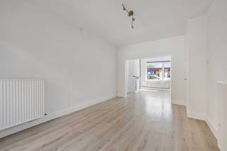 In het hart van Nieuwkerken, pal tegenover de supermarkt en op wandelafstand van de dorpskern, bevindt zich deze aangename woning met tal van...