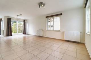 RUSTIG GELEGEN INSTAPKLARE GEZINSWONING Deze half open woning komt aardig uit de hoek, een rustige ligging, mooie ruimtes en veel licht vormen de...