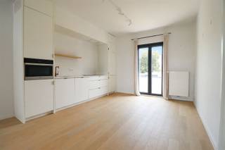 <p>Welcome to 180 Boomgaardstraat in Berchem, a bright and well-maintained apartment where modern living comfort and a pleasant location come together beautifully. Here, you’ll live just a short distance from shops, restaurants, and public transportation, with easy access to Antwerp and the main highways.</p><br /><p>• Sought-after location in Berchem<br />• Bright living space with an open and fully equipped kitchen<br />• Bike storage and basement storage included<br />• Available immediately</p><p>• Bike storage and basement storage included</p><p>The bright living area forms the heart of the apartment and flows seamlessly into the open kitchen. The kitchen features a sleek, timeless design with built-in appliances and ample cabinet space. The light wood flooring and large windows give the space a warm and contemporary feel.</p><p>The spacious bedroom features a full wall of built-in closets and offers direct access to the bathroom. The bathroom is equipped with a spacious walk-in shower, double sink, and stylish black faucets. The apartment also features a separate guest restroom.</p><p>A real highlight is the spacious terrace, which offers plenty of room to enjoy the outdoors, dine, or simply relax.</p><p>Interested? Fill out your information via the listing on www.sinjoor.be. The agent handling the listing will contact you as soon as possible.</p>
