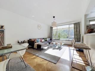 <h1><span>TE KOOP – Schaarbeek / Josaphatwijk – Gerenoveerd appartement met 2 slaapkamers en terras</span></h1>
<p><strong><span>Schaarbeek – Josaphatwijk | Appartement met 2 slaapkamers | ±102 m² | Terras ±8 m² | EPC B | Lift</span></strong></p>
<p><span>We Invest Bruxelles-Europe stelt u met plezier dit aangename, gerenoveerde appartement van ongeveer 102 m² voor, ideaal gelegen in de zeer gegeerde Josaphatwijk in Schaarbeek, op een steenworp van het Josaphatpark.</span></p>
<p><span>Het appartement bevindt zich op de eerste verdieping van een goed onderhouden gebouw met 6 verdiepingen en een lift. Het biedt veel lichtinval, een aangename woonomgeving en een praktische indeling.</span></p>
<p><span>De indeling omvat een ruime, lichtrijke woonkamer van ongeveer 32 m², een volledig uitgeruste keuken van ongeveer 9 m², twee slaapkamers van respectievelijk ongeveer 18 m² en 12 m², een badkamer met zowel een ligbad als een douche, en een aparte wasruimte.</span></p>
<p><span>Aan de achterzijde van het appartement bevindt zich een aangenaam terras van ongeveer 8 m². Deze rustige en private buitenruimte is ideaal om tijdens de mooie dagen van de zon te genieten.</span></p>
<p><span>Andere troeven zijn de dubbele beglazing, de centrale verwarming op gas, de internetaansluiting, een privatieve kelder en een EPC-score B – 79 kWh/m²/jaar. Het appartement verkeert in goede algemene staat en kan worden betrokken zonder ingrijpende renovatiewerken.</span></p>
<h2><span>EEN UITSTEKENDE LIGGING IN SCHAARBEEK</span></h2>
<p><span>De ligging is een van de belangrijkste troeven van dit pand. U woont vlak bij het Josaphatpark en bevindt zich op korte afstand van winkels, restaurants, scholen, het openbaar vervoer en de belangrijkste invalswegen.</span></p>
<p><span>De Josaphatwijk is bijzonder geliefd om haar residentiële karakter, de aangename leefomgeving en de nabijheid van het centrum van Brussel. Een ideale locatie voor wie rustig en comfortabel wil wonen, met een vlotte verbinding naar de stad.</span></p>
<p><span>Een gerenoveerd appartement met 2 slaapkamers en terras in Schaarbeek, dat ruimte, lichtinval, comfort en uitstekende energieprestaties combineert.</span></p>
<p><strong><span>Informatie &amp; bezoeken:</span></strong></p>
<p><span>Rebecca Hallal – Vastgoedconsulente</span><br /><span>📞 0472 12 62 42</span><br /><span>✉️ </span><span>rebecca.hallal@weinvest.be</span><br /><span>We Invest Bruxelles-Europe</span></p>
<p><span>Een opportuniteit die u snel moet ontdekken bij We Invest Bruxelles-Europe. Neem contact met ons op om een bezoek te plannen of meer informatie te ontvangen over dit appartement in de Josaphatwijk in Schaarbeek.</span></p>
