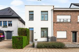 Op een centrale locatie te Wilrijk vinden we deze instapklare gerenoveerde woning met 3 slaapkamers en charmante stadstuin. U bevindt zich hier op wandelafstand van supermarkten, eet-en drankgelegenheden, winkels, scholen, het openbaar vervoer alsook het Park Van Eeden. De A12, de oprit van de E19 alsook het Universitair Ziekenhuis Antwerpen bereikt u binnen de 5 à 10 minuten met de auto.<br /><br />Benieuwd naar deze woning? Klik hier voor een prachtig vogelperspectief!<br /><br />We betreden deze instapklare woning via de royale inkom met apart gastentoilet en ruimte voor een bureau. Via de traphal, met een prachtig hoog plafond, en langs de vestiaire komen we in de lichtrijke leefruimte. De open keuken is mooi geïntegreerd in het geheel en is voorzien van de nodige toestellen. Via de leefruimte bereiken we de tuinkamer die fungeert als verlenging van het wooncomfort naar buiten toe. In de charmante tuin met terras en tuinhuis kan u steeds in alle rust en privacy genieten van het mooie weer. Verder beschikt het gelijkvloers nog over een berging met aansluiting voor wasmachine en droogkast, alsook de toegang naar de kelderruimte. Op de eerste verdieping komen we bij 3 slaapkamers, een apart toilet alsook de badkamer, voorzien van dubbele lavabo en douchebad. Op de overloop in de vide kan u eveneens een bureauruimte inrichten. De woning is uniek door zijn verschillende dakkoepels, hoge plafonds en zonnepanelen. <br /><br />Bij interesse kan een overdekte autostaanplaats op 200m van de woning extra aangekocht worden voor 22.500 euro.<br /><br />Dit is een uitstekende opportuniteit als u op zoek bent naar een instapklare woning met 3 slaapkamers en charmante stadstuin op een centrale locatie te Wilrijk. Contacteer ons voor meer informatie op 0472 82 80 66 of neem een kijkje op www.boonstravastgoed.be. <br /><br />Bijzonderheden:<br />- Uniek karakter<br />- Gezellige stadstuin<br />- Gunstige EPC score B