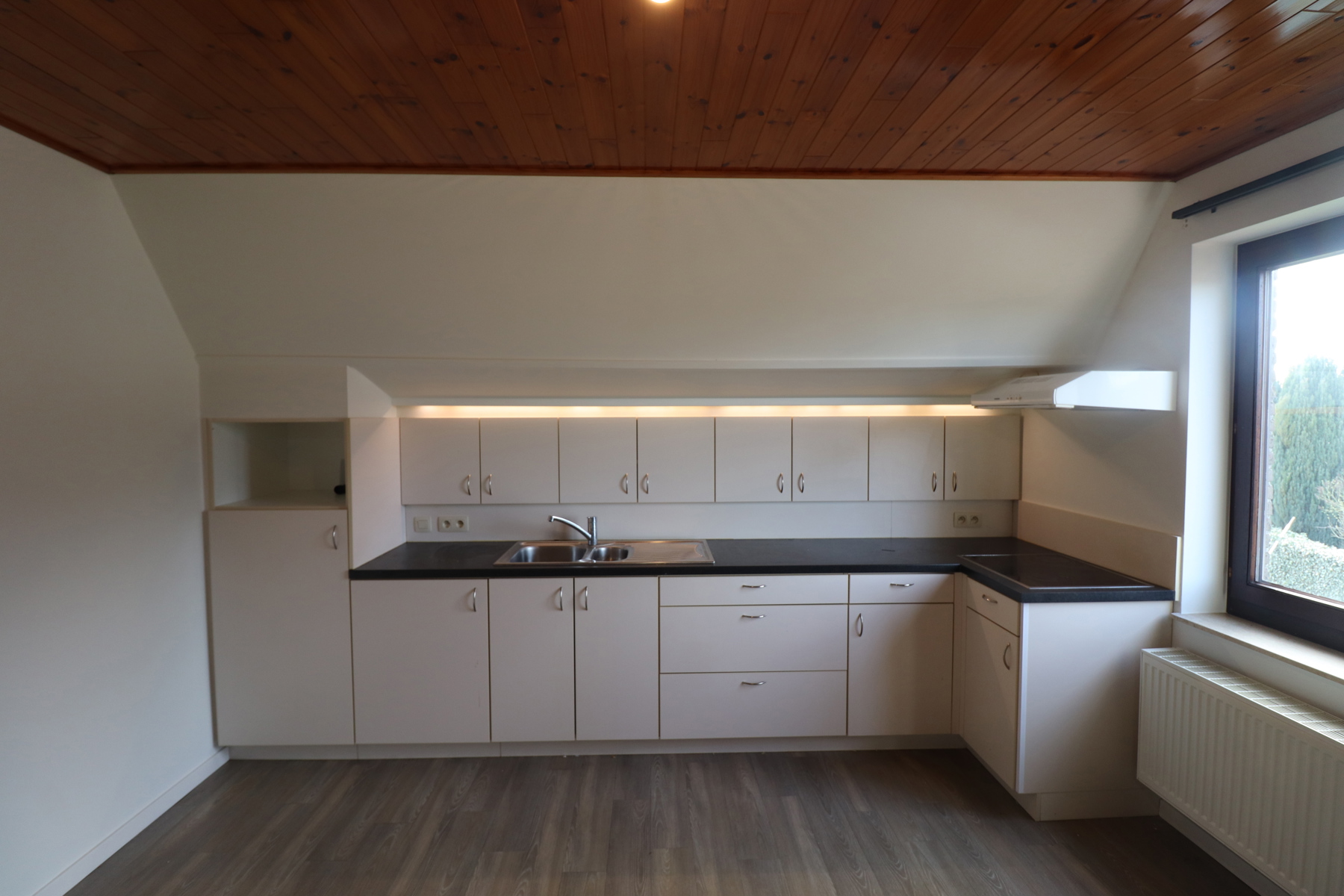 Appartement op de 1ste verdieping met carport/tuinberging en terras met tuin. - foto 5