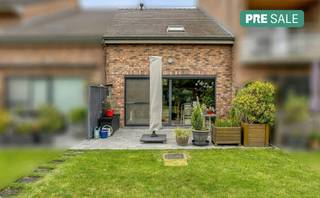 Op zoek naar een woning die net dat tikkeltje anders is? Deze goed onderhouden en instapklare loftwoning in Residentie Aloysius (Wilgenstraat 105B, Roeselare) combineert een verrassend ruimtelijk gevoel en een uitstekende ligging nabij het centrum van Roeselare.Voor de deur zorgt een groen aangelegd rondpunt voor een aangenaam en open gevoel. Achteraan beschikt de woning over een zonnig zuidgericht terras, terwijl parkeren kan op de privatieve staanplaats vlak voor de inkomdeur.Indeling:- Gelijkvloers:* Inkomhal met apart toilet* Technische ruimte/wasberging* Ruime leefruimte met open keuken en toegang tot terras en tuintje-Mezzanineniveau:* Slaapkamer-Verdieping:* Open ruimte met plaats voor bureau of bibliotheek en voorzien van ingemaakte kast* Badkamer met douche, bad, toilet en lavabomeubel* Tweede slaapkamerTroeven:* energiezuinig met EPC-label B* Blanco elektrische keuring* Regenwaterput van 10.000 liter* Handige gemeenschappelijke fietsenstalling en vuilnisberging op terrein* Kwalitatief afgewerkt: aluminium ramen + recente elektrische zonnescreen achteraan, parketvloer...Een ideale woning voor wie houdt van licht, ruimte en een hedendaagse woonbeleving op een gunstige locatie in Roeselare.Momenteel nog verhuurd tot 31/8/2026De eigendom wordt aangeboden via de Pre-sale formule. Op 02/07/2026 tussen 16:00 en 18:00 kan u de woning op afspraak komen bezichtigen en een bod uitbrengen. De vermelde prijs is een instelprijs. Voor meer info, gelieve contact op te nemen met de dossierverantwoordelijke.Bestuursmaatregelen in het maatregelenregister: nee