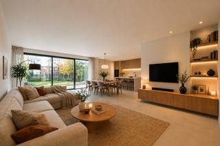 Deze INSTAPKLARE woning bevindt zich te Tielt (Meulebeke), in de Astridlaan 45, op een perceel van 385 m² met een bewoonbare oppervlakte van 177 m². Dankzij de centrale ligging woon je hier op wandelafstand van bakker, slager, winkels, school, openbaar vervoer, enz. <br />Kortom: een uiterst praktische en aangename locatie!<br /><br />KIJKDAG ZAT. 9/5 VAN 10u - 11u en van 13u - 14u: inschrijven kan via onze website.<br /><br />PLUSPUNTEN:<br />* CENTRALE LIGGING<br />* VENTILATIE TYPE D+<br />* ZONNEPANELEN (PIEKVERMOGEN 5400 WP)<br />* ENERGIEZUINIG E-PEIL 10<br />* WARMTEPOMP | VLOERVERWARMING<br />* AANKOOP AAN 6% MOGELIJK VOOR ZOWEL EIGEN BEWONING ALS INVESTERING<br />* AANKOOP CASCO MOGELIJK (357.000 EUR EXCL. KOSTEN) SANITAIR, KEUKEN, VLOEREN EN TRAP NIET INBEGREPEN<br /><br />INTERIEUR:<br />U komt binnen via de inkomhal met apart gastentoilet. Verder is er de lichtrijke leefruimte (36 m²) met grote raampartijen die zorgen voor een open en ruimtelijk gevoel. Aansluitend bevindt zich de open, volledig ingerichte keuken (10 m²) uitgerust met inductiekookplaat, dampkap, combi-oven, koelkast met vriesvak en spoelbak.<br />Het verdiep omvat 3 volwaardige slaapkamers (13 m² | 12 m² | 12 m²) en een afgewerkte badkamer met ligbad, douche, dubbele lavabo met meubel en toilet. Tot slot is er nog de praktische technische berging.<br /><br />EXTERIEUR:<br />De woning beschikt over een voor- en achtertuin (245 m²) en is voorzien van een carport (22 m²) voor 1 wagen, aangevuld met private parkeergelegenheid op eigen terrein.